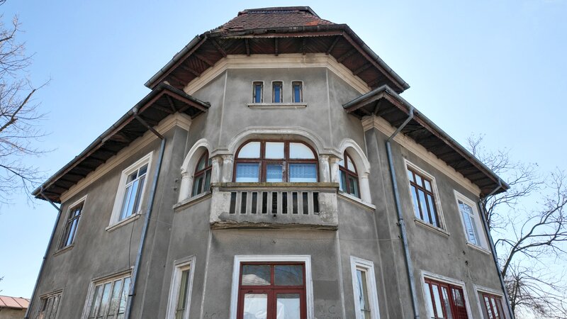 Calea Giulesti Vila interbelica cu suflet,curte mare si vedere spre dealuri